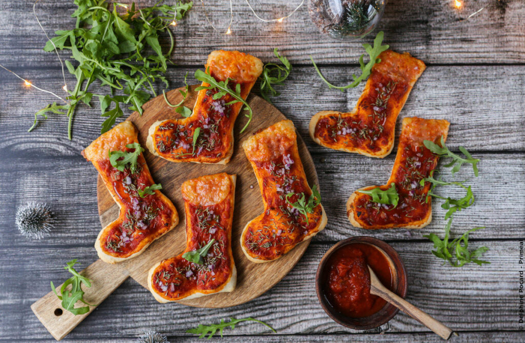 Pizza maison cuite dans un four à pizza électrique Oveni à haute température avec accessoires professionnels