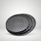 Plaque à pizza perforée en acier carbone antiadhésif pour four à pizza, idéale pour une cuisson homogène et une pâte croustillante.